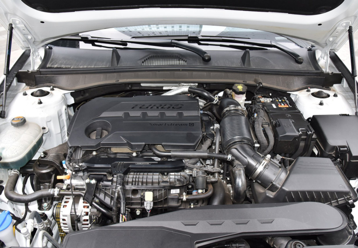 现代索纳塔年轻有活力，2.0T最大240马力，加速给力