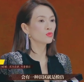 41岁章子怡素颜宛如少女，带2娃外出，5岁女儿对镜挥手好可爱