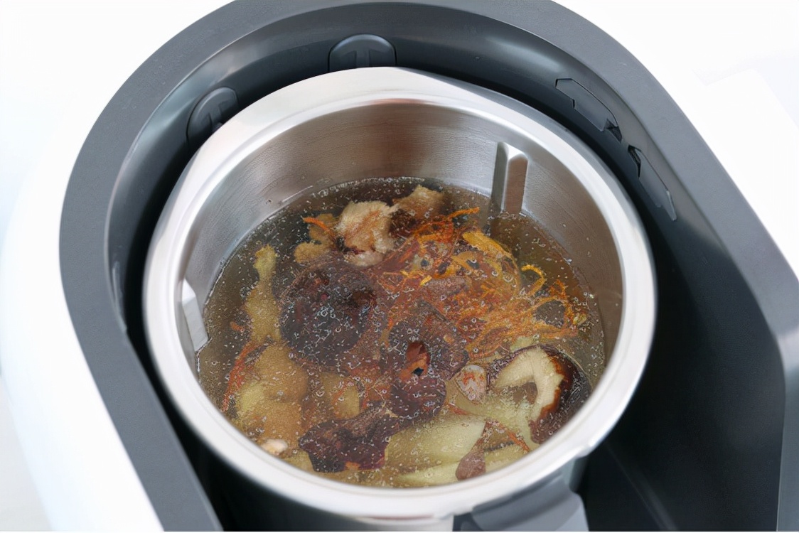 养生营养的汤品，很适合秋冬季节进行温补，清爽不油腻