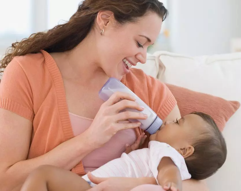 宝宝发生呛奶怎么办？宝妈的正确喂奶方法