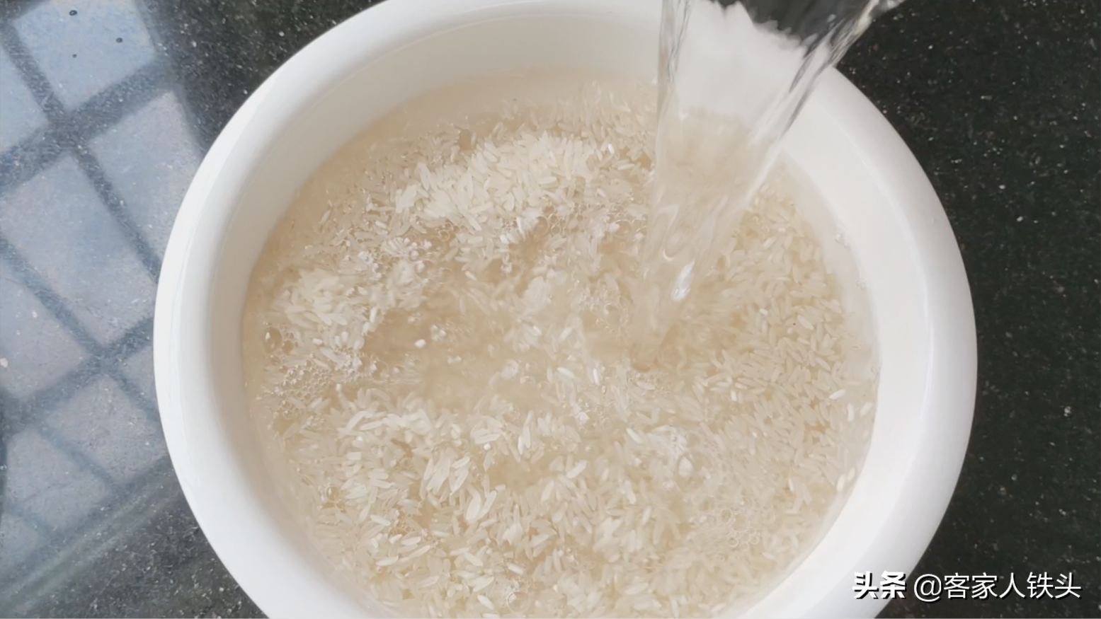 用6個缽子6片葉做孩子愛吃的飯，一開蓋撲鼻香，吃完還想吃一碗