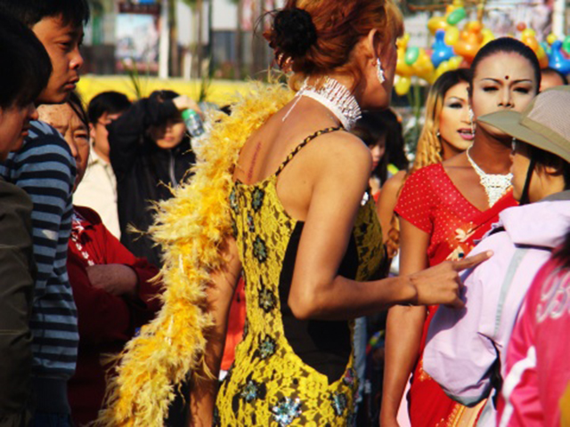 有些人是想感受体验东南亚不一样的"人肉市场",带