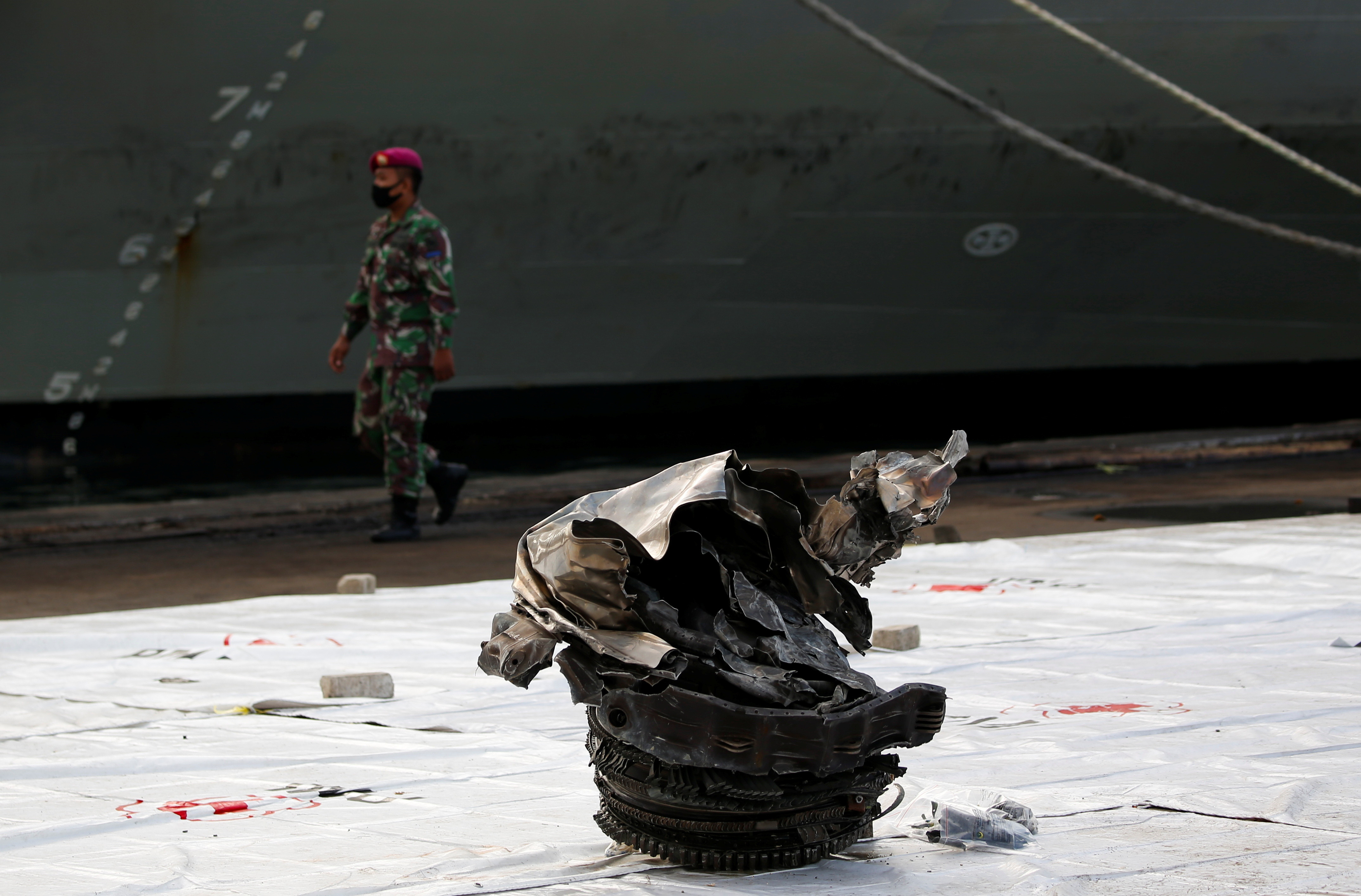 印尼波音737坠毁黑盒子地点确认了 军方捞回尸块和机身残骸