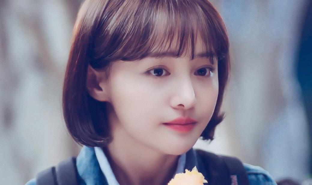 关晓彤穿白裙拍大片，初恋感爆棚却翻车，路人