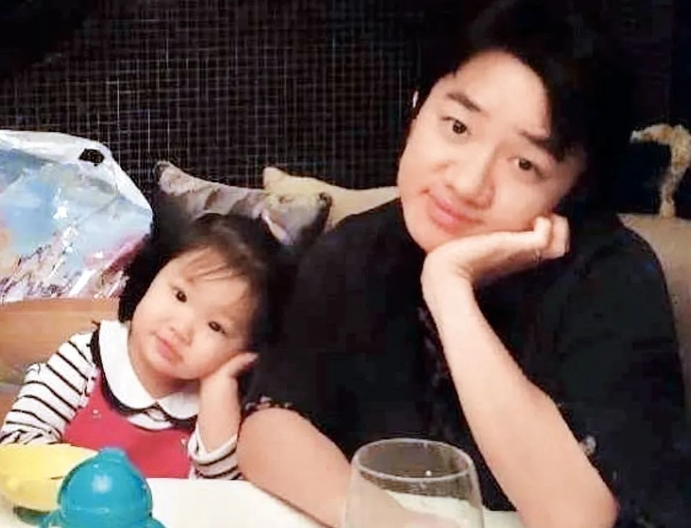 李亞男二胎產後罕見露臉，小區溜娃狀態超好，2歲大女兒活潑可愛