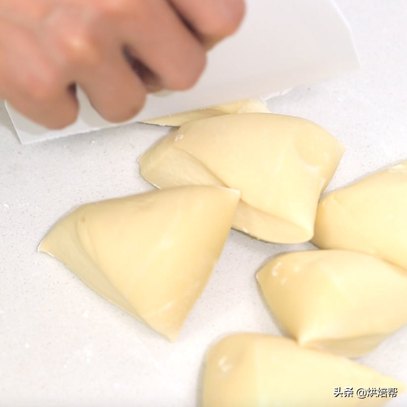 爱吃肉的一定要试试这款面包，咬上一口满满的肉块，幸福感爆棚