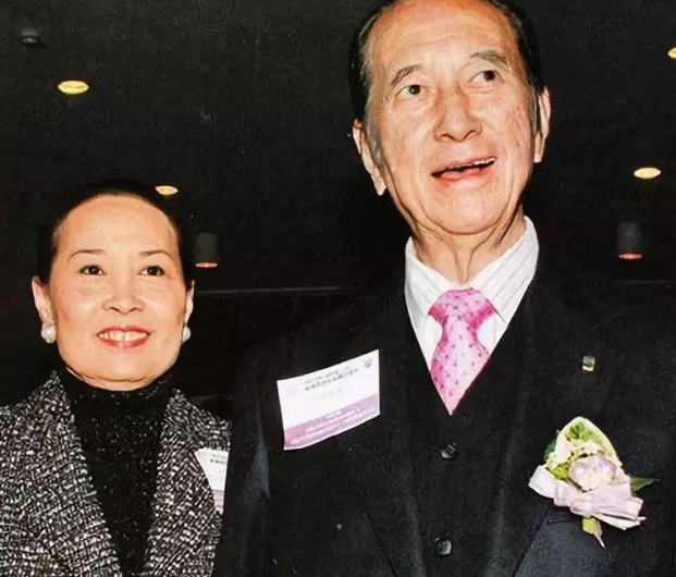 14岁嫁赌王，被专宠30年夺百亿家产，她才是豪门