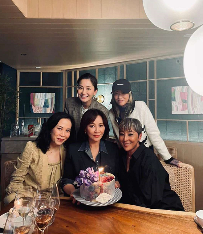 劉嘉玲曬生日照，陳奕迅女兒陳康堤現身，穿露肩裝亭亭玉立氣質佳