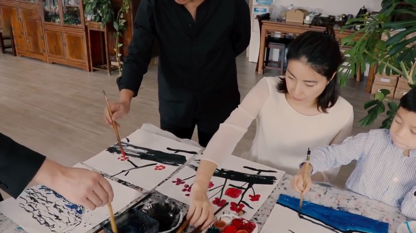 霍啟剛一家三口學畫畫，晶晶認真細緻顯氣質溫婉，霍中曦有模有樣