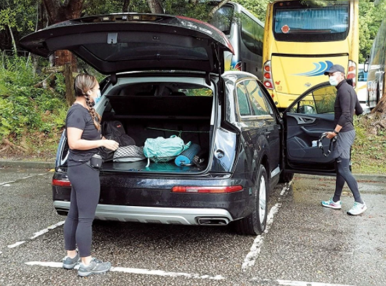 65岁周润发坚持跑步，头发花白但精神矍铄，与外籍友人亲切合影