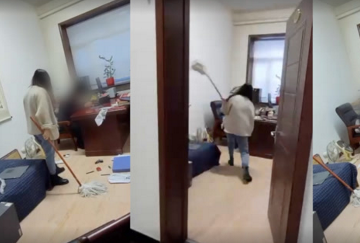 黑龙江一干部疑性骚扰，被女下属堵在办公室殴打，官方：违反纪律，撤职