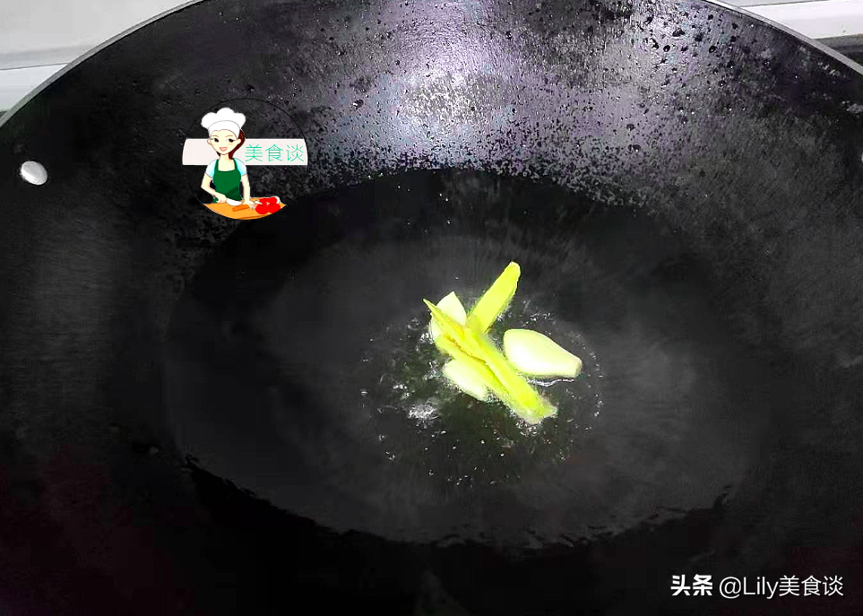 天冷了，燉上一鍋排骨雞腳土豆煲，鮮香又營養，大人孩子都愛吃