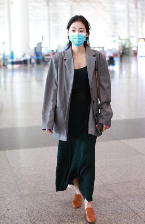 张碧晨真是懂时尚，穿灰西装配墨绿长裙太高级