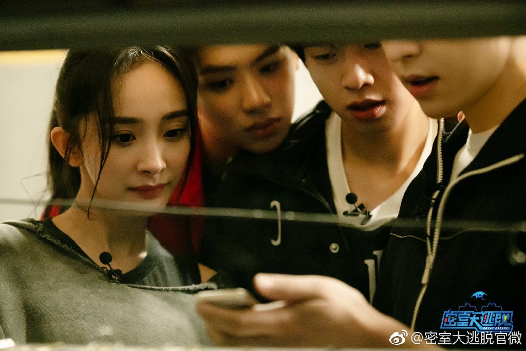 密室大逃脱要上线，明侦官微提前透露，他仨也去了？