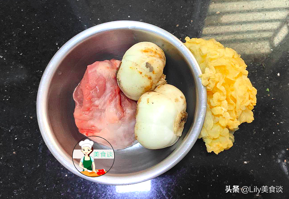 适合秋天喝的一道汤，简单一煮，鲜香甘甜又营养，大人小孩都爱喝