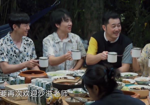 向往的生活：黄磊做饭速度跟不上，节目组又悄