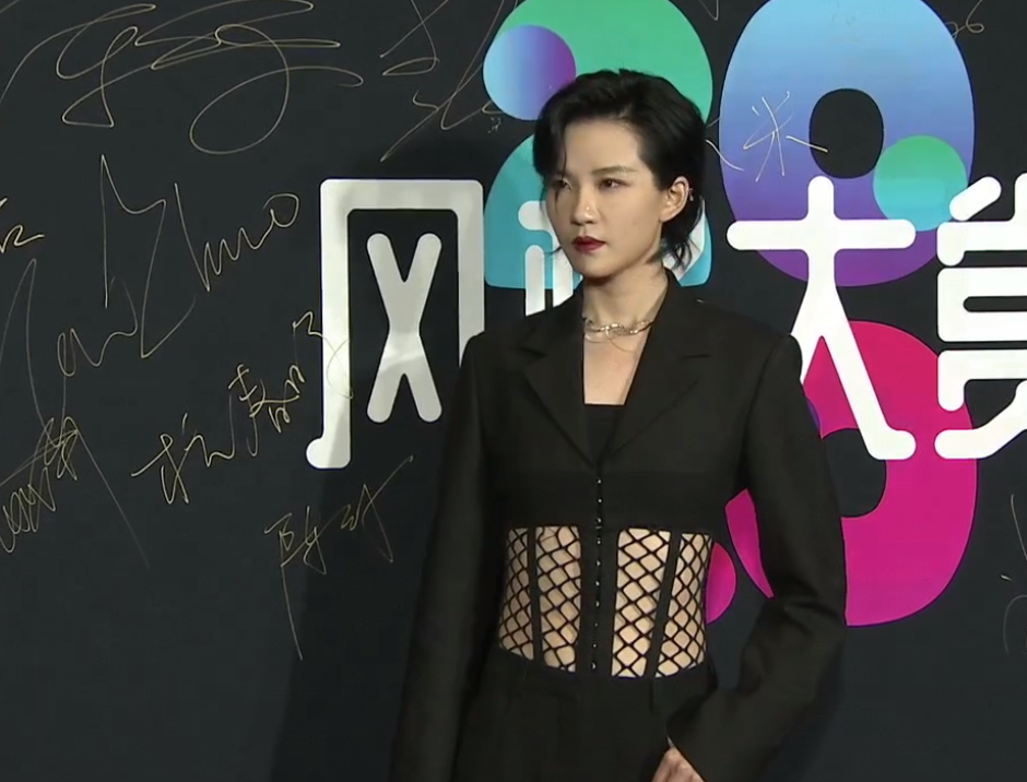 风格大赏明星穿搭：惠英红像鸡毛掸子，许佳琪