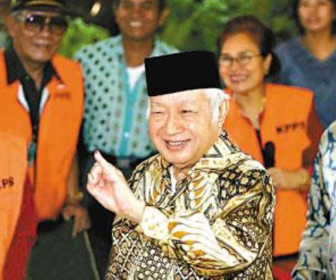 苏哈托：屠杀50多万华人，贪国家近75%钱财，却安享晚年