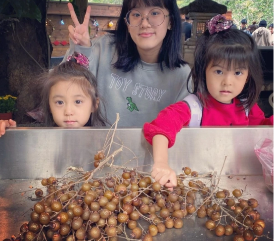 贾静雯晒一家五口出游，咘咘大眼睛成焦点，美成妈妈的“翻版”