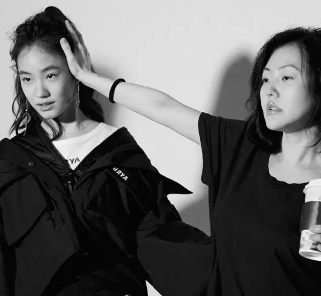 小S与大女儿合体出席活动，许曦文比妈妈高半个头，搞笑抢C位