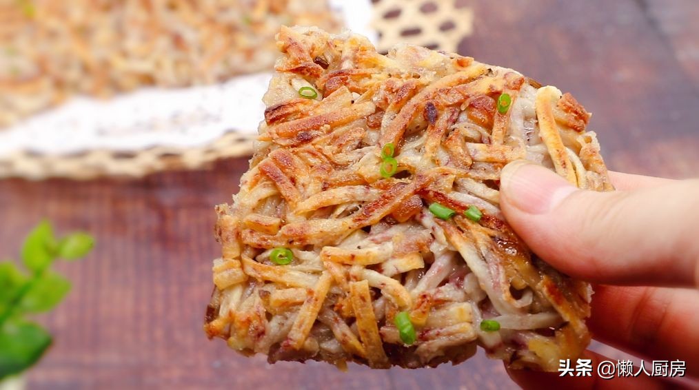 这是香煎芋头饼的做法，火候不能大，要用小火慢煎，才外脆里软
