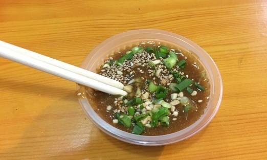 在武汉这个老城区，排队才能吃到传奇美食，物