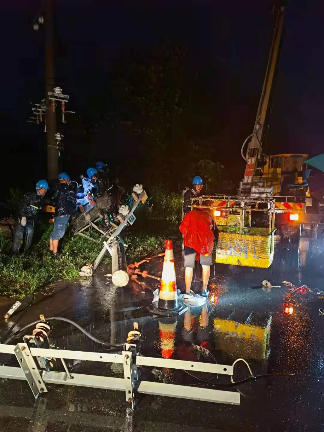 少些吐槽、抱怨！多为大雨中的“他们”点个赞吧