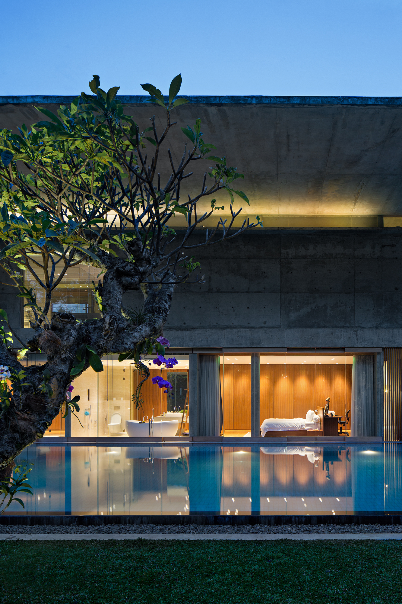 2000m²清水混凝土别墅，仅四居室却有700m²水池和3000m²花园