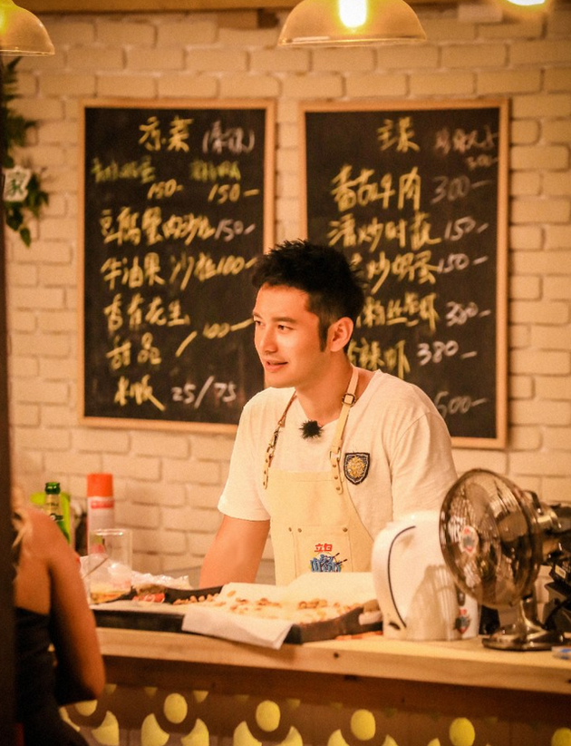 卑微的黄晓明到处求人拍戏，沦落到直播仍低头自语：大家不喜欢我