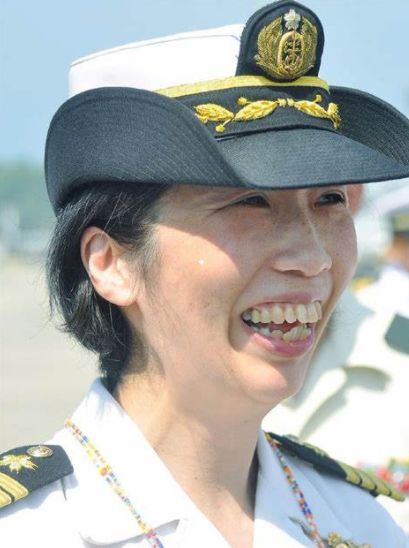日本首位女性护卫舰支队长，指挥出云号航母，一身勋表见证功绩