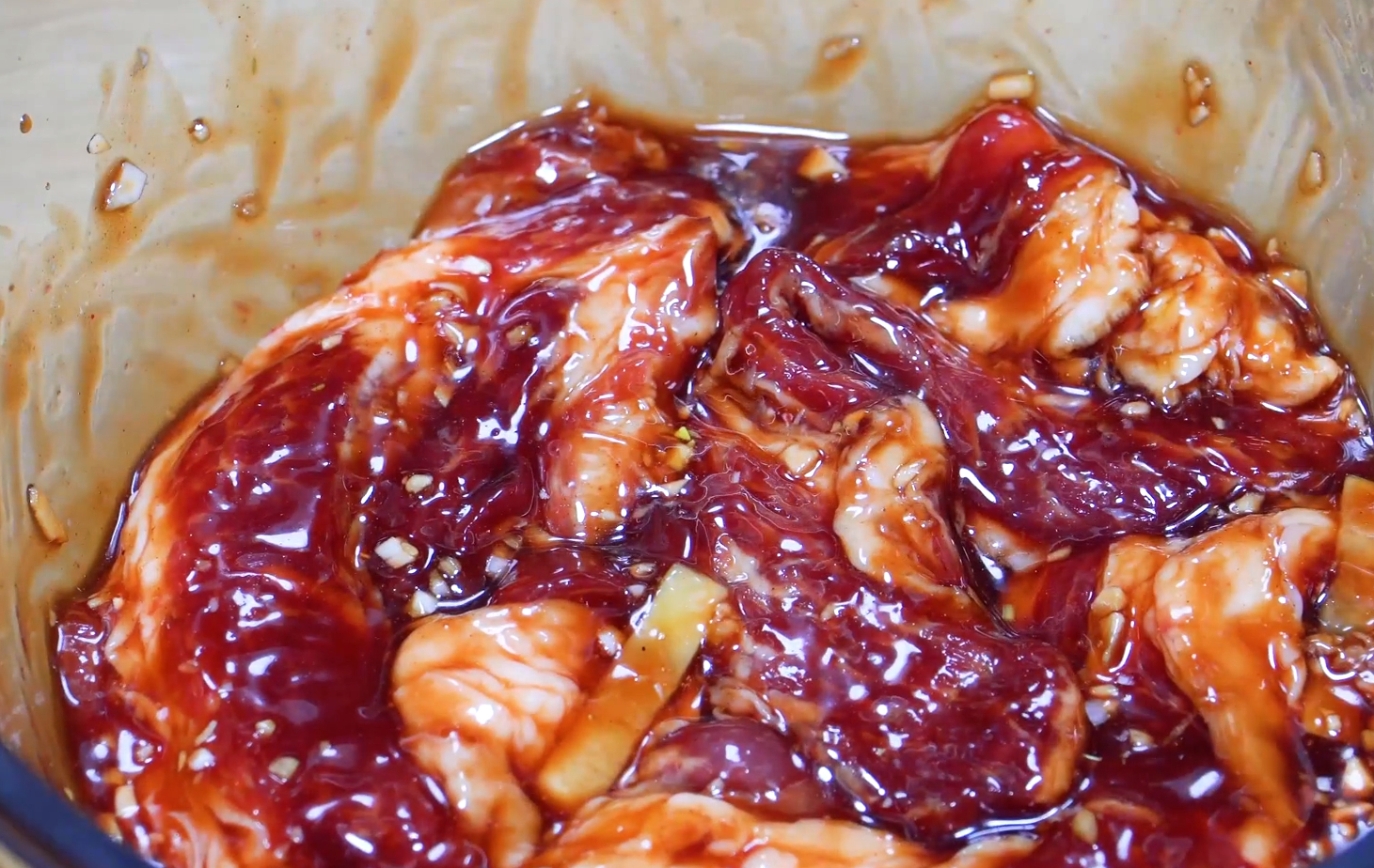 蜜汁叉燒肉，一個電飯煲就能輕鬆搞定，鮮嫩多汁，好吃到停不下來