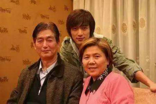 胡歌的母亲，患癌症30多年，曾干涉儿子两段感情