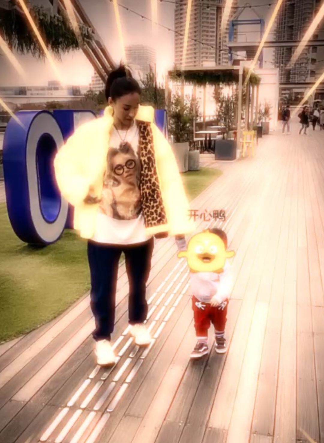 张柏芝首谈三个儿子性格，老三霸道老二阳光，老大安静爱弹吉他