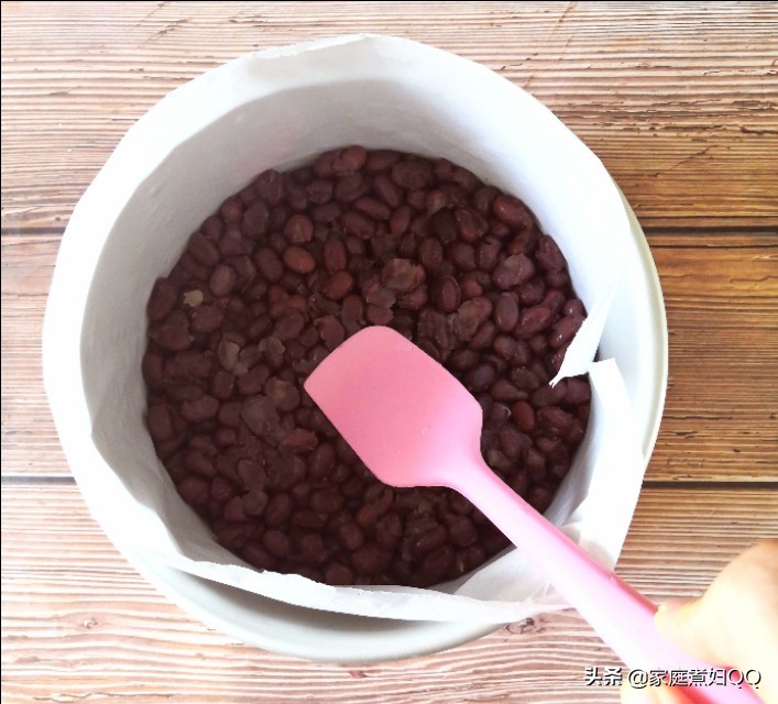 Sweet and soft glutinous rice and red bean cake, with distinct layers and rich taste, it is healthier with whole grains