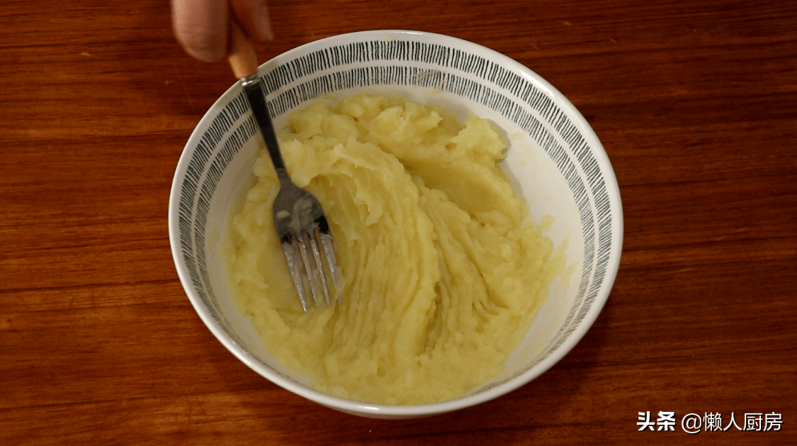 土豆别再炖肉了，教你一个新吃法，好吃到停不下来，比吃肉香