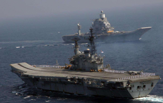 印度国产航母出海，欢呼“领先中国打赢两线战