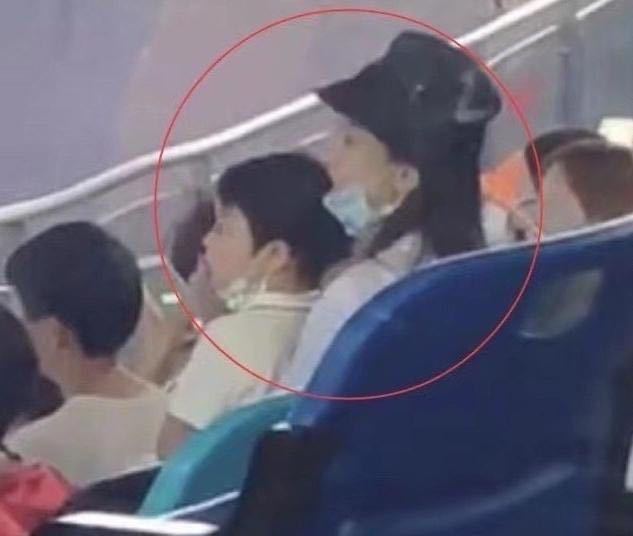 baby母子遊迪士尼，小海綿穿蜘蛛俠皮衣，發現被拍忙遮臉