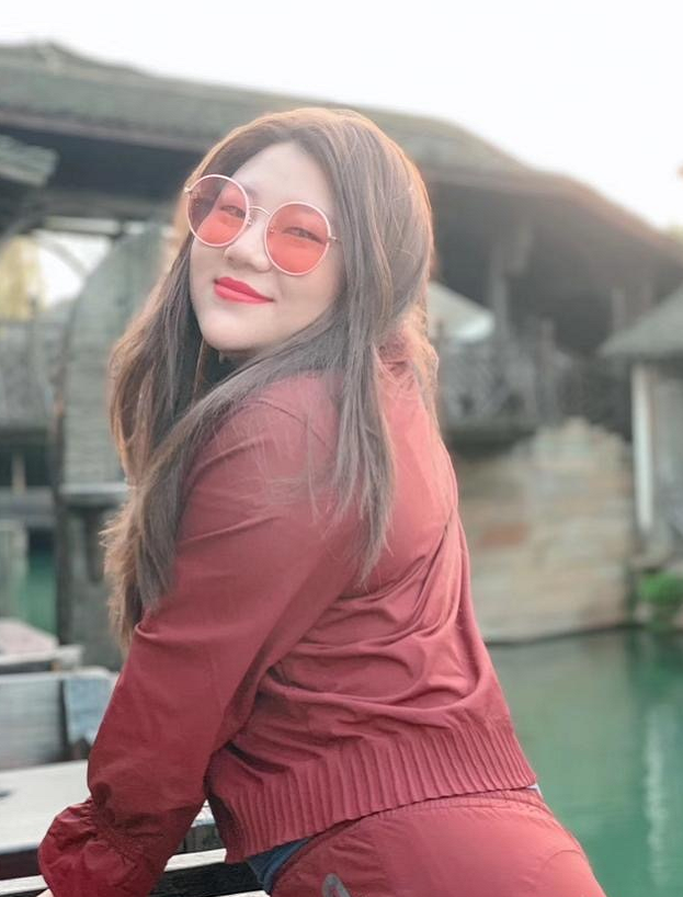 杨天真这是要自己出道吗，一身女老板看着好勒