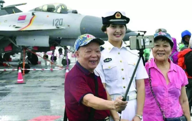 辽宁舰最美掌舵人：同龄人开车她却在开挂，2