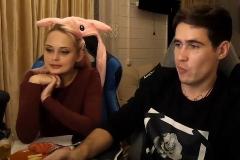 丧心病狂！俄网红直播活活冻死怀孕女友，观众却在叫好打赏？