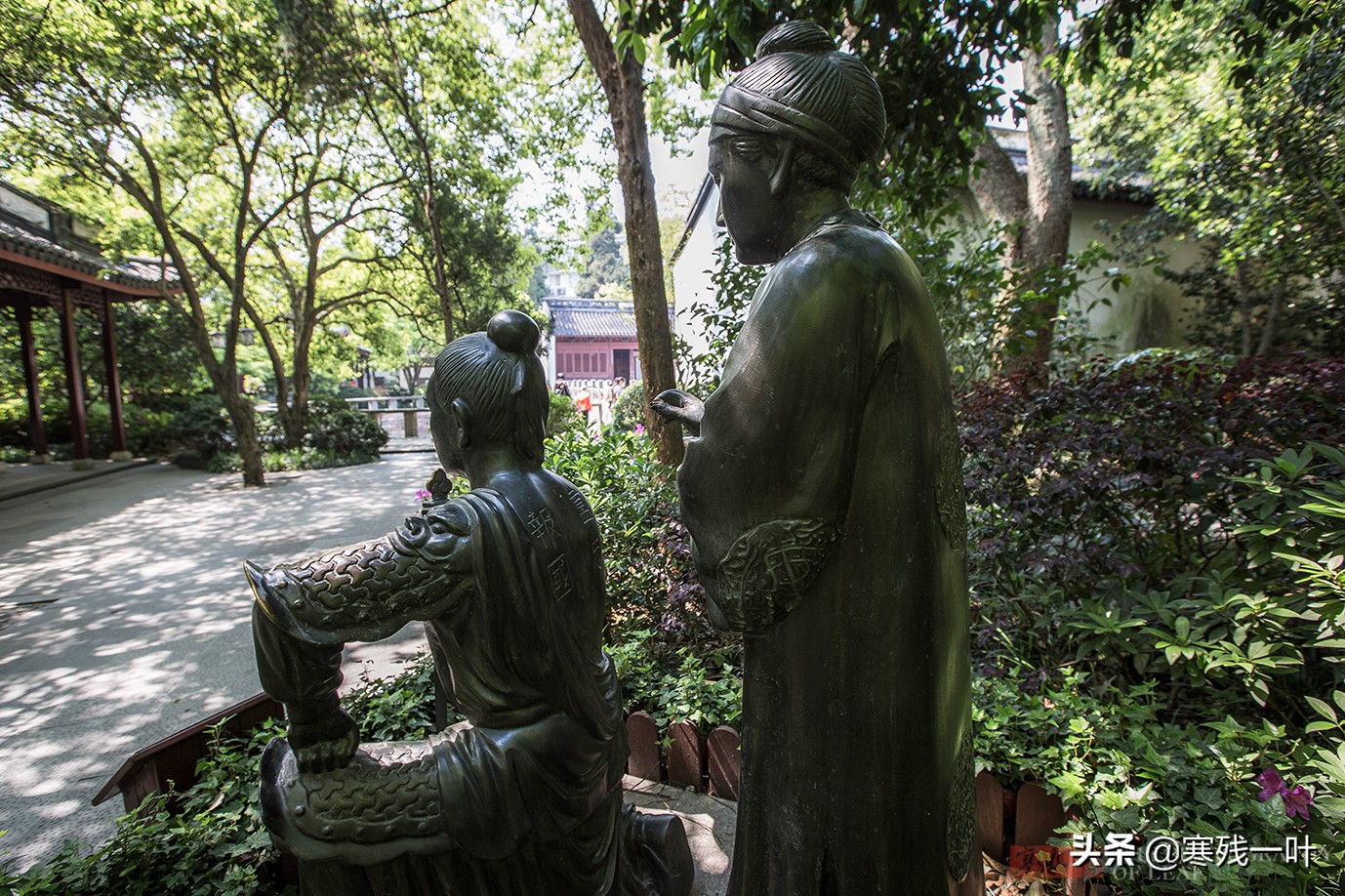 秦桧跪像(杭州岳庙秦桧像跪了800年，其后人要求拆除，网友炸锅景区表态了)