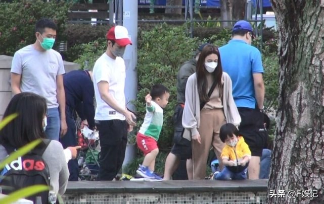 鄭嘉穎夫婦帶大兒子遊玩散步兒子趴在池邊玩水陳凱琳緊張地扶著