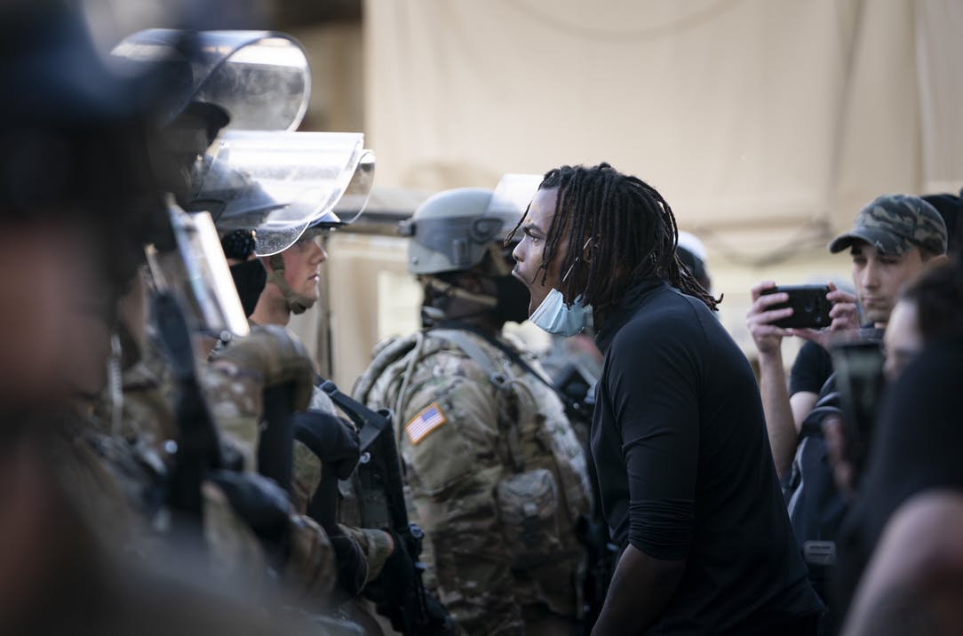 美国民警卫队乱射油漆弹，威胁要点了民宅，特