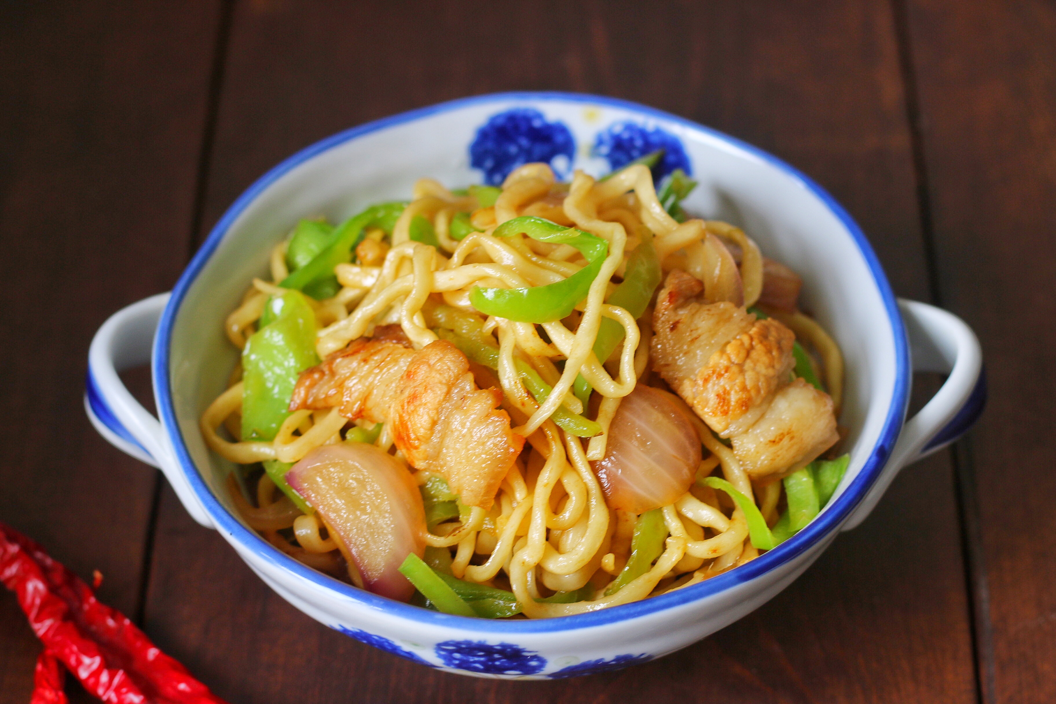 炒麵時，麵條先蒸再炒，根根分明，好吃入味，味道不比飯店差