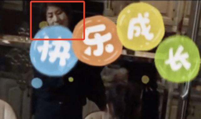李小璐深夜为女儿准备六一礼物，甜馨穿校服可爱出镜，贾乃亮缺席