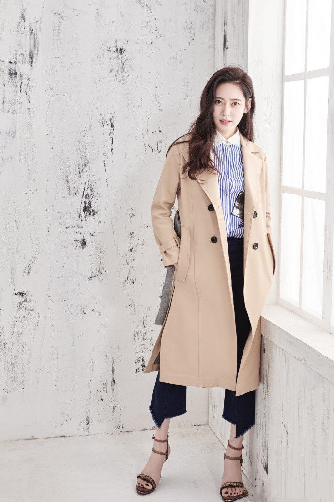 “中国儿媳”秋瓷炫机场照，穿大衣挽1米88于晓