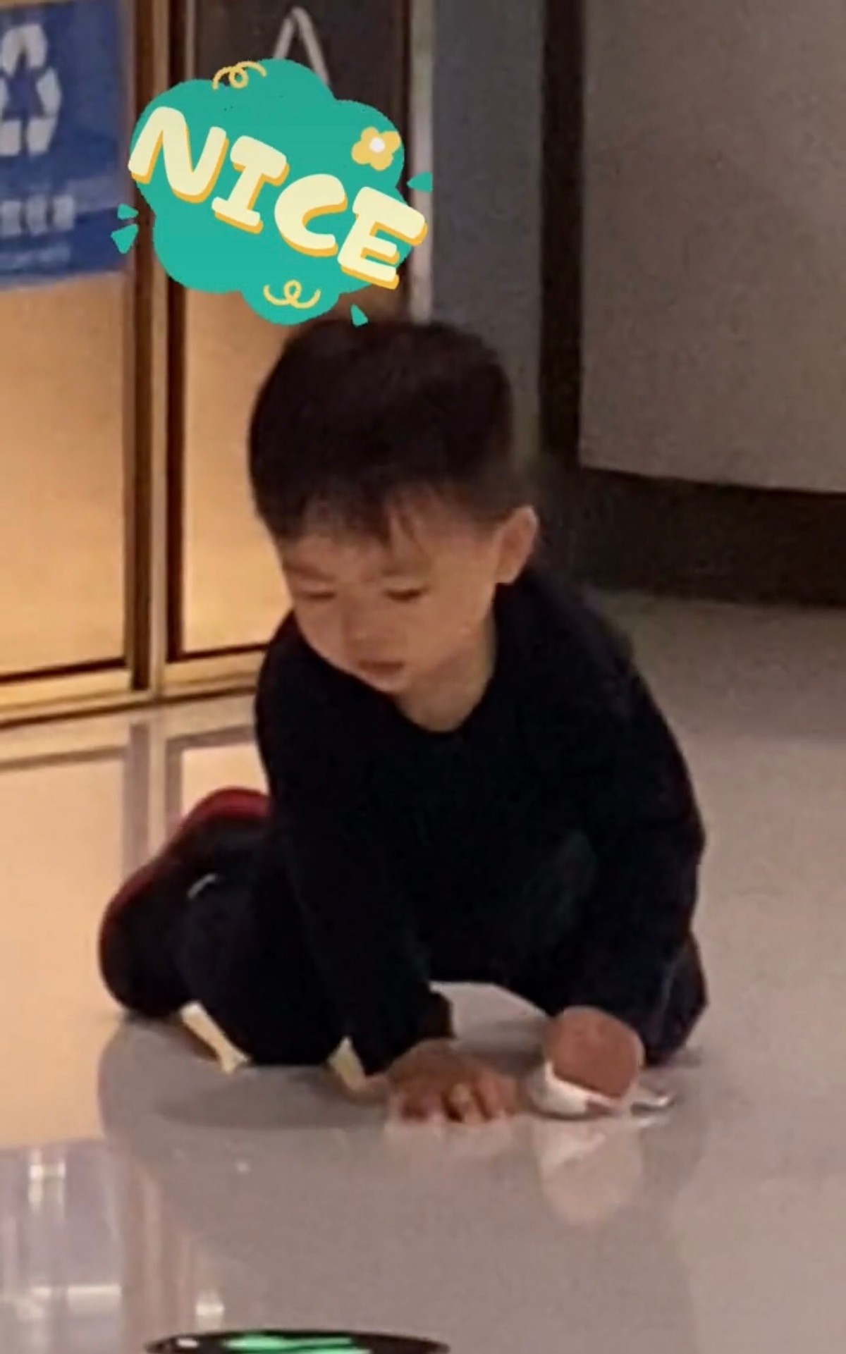 蔡少芬教兒子丟垃圾，小傢伙跪地擦地板超可愛，星二代一點不嬌氣