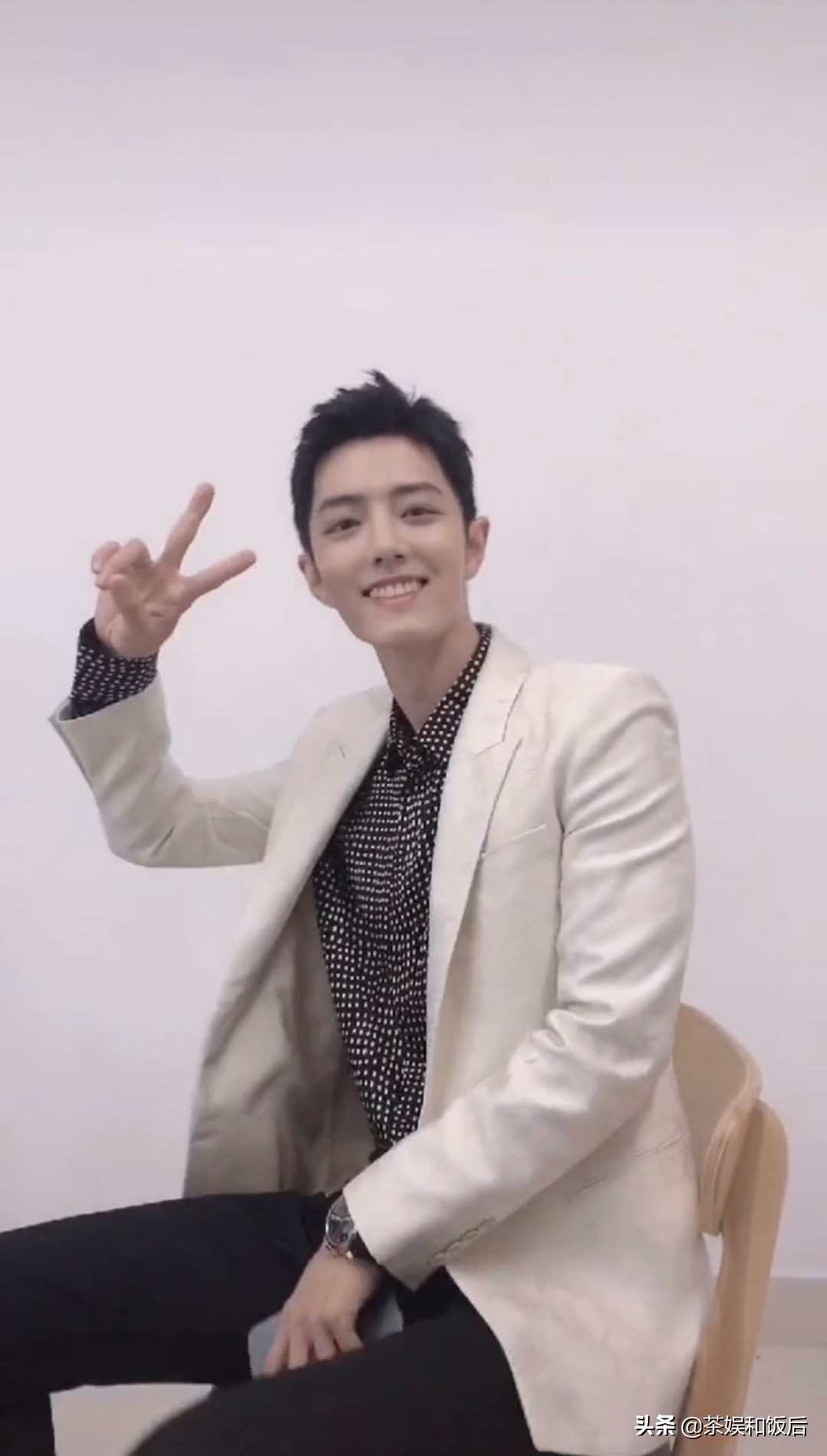 视频中是参加鹅厂星光大赏的第二套内场领奖的造型,对着镜头比剪刀手