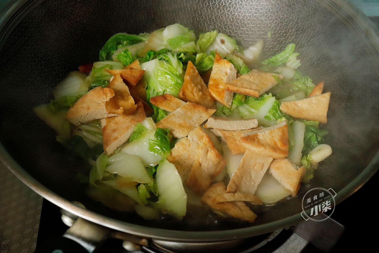 天冷，燉一鍋白菜粉條吃才過癮，吃完全身冒汗，好吃連湯汁也不剩