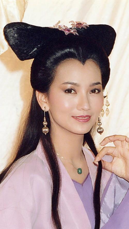 女神赵雅芝，远没你想象的那样单纯，三段情史无缝衔接，她凭什么